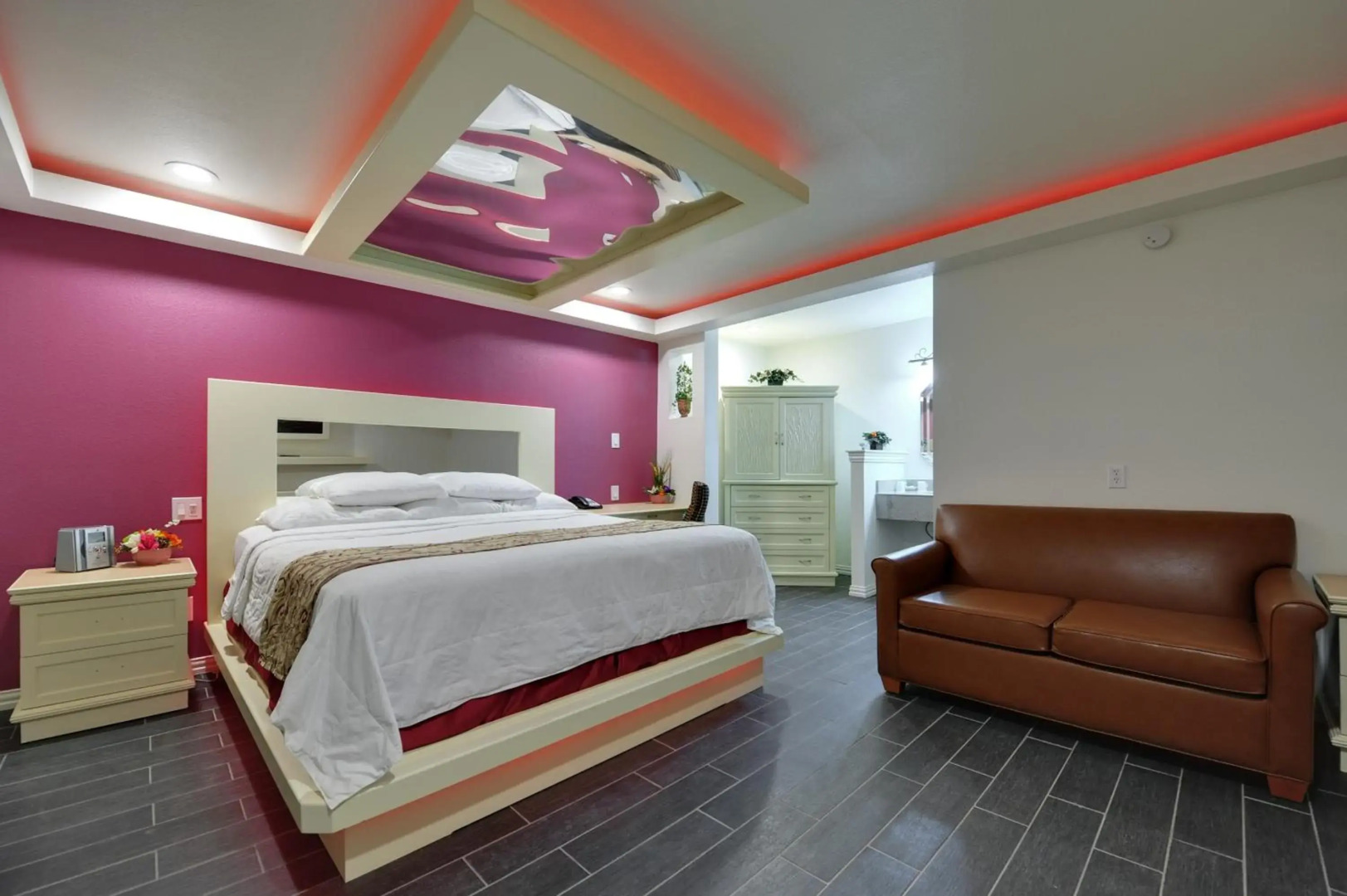 Romantic Inn & Suites