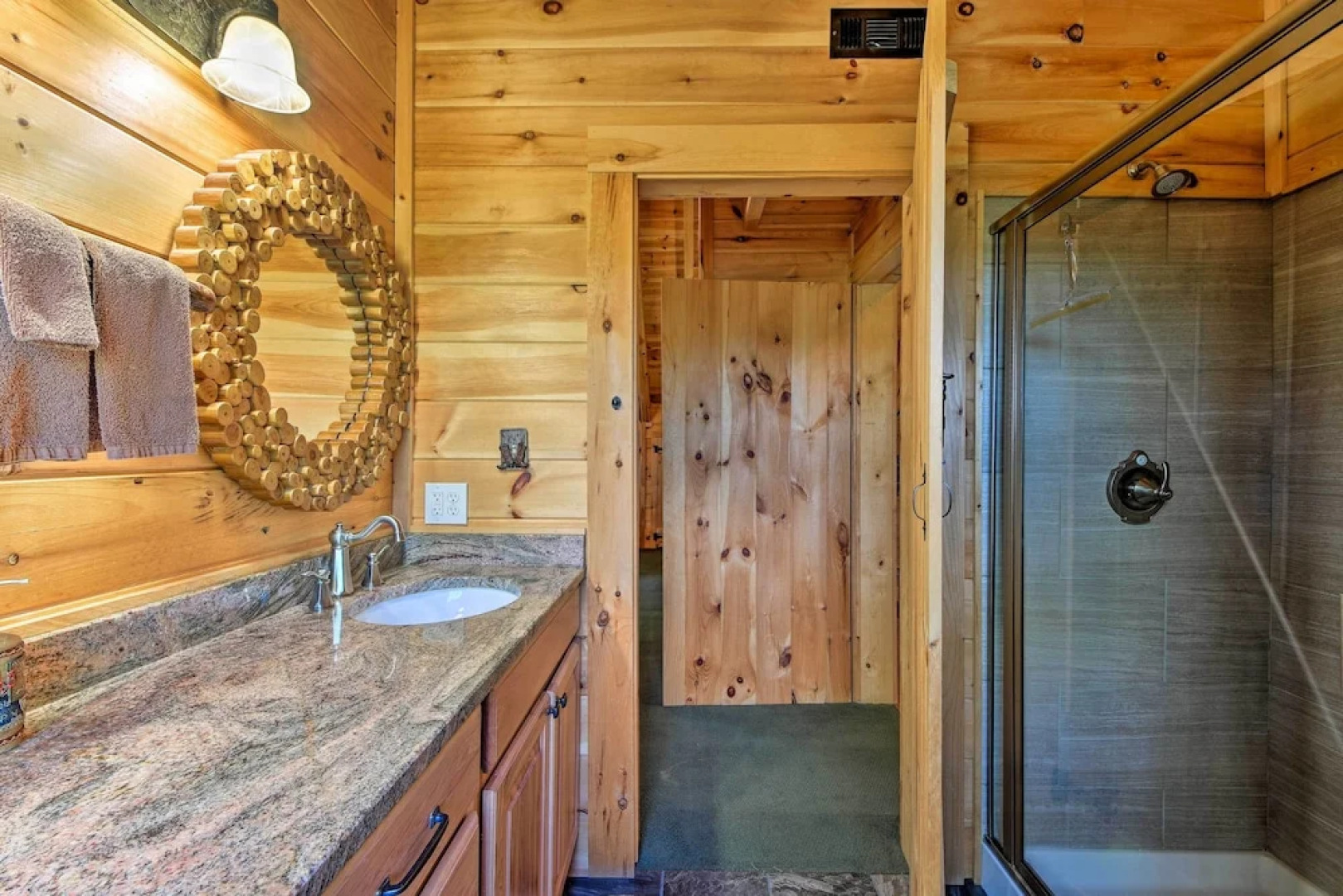 Trenton Cabin w/ Hot Tub - 14 Mi to Lookout Mtn!