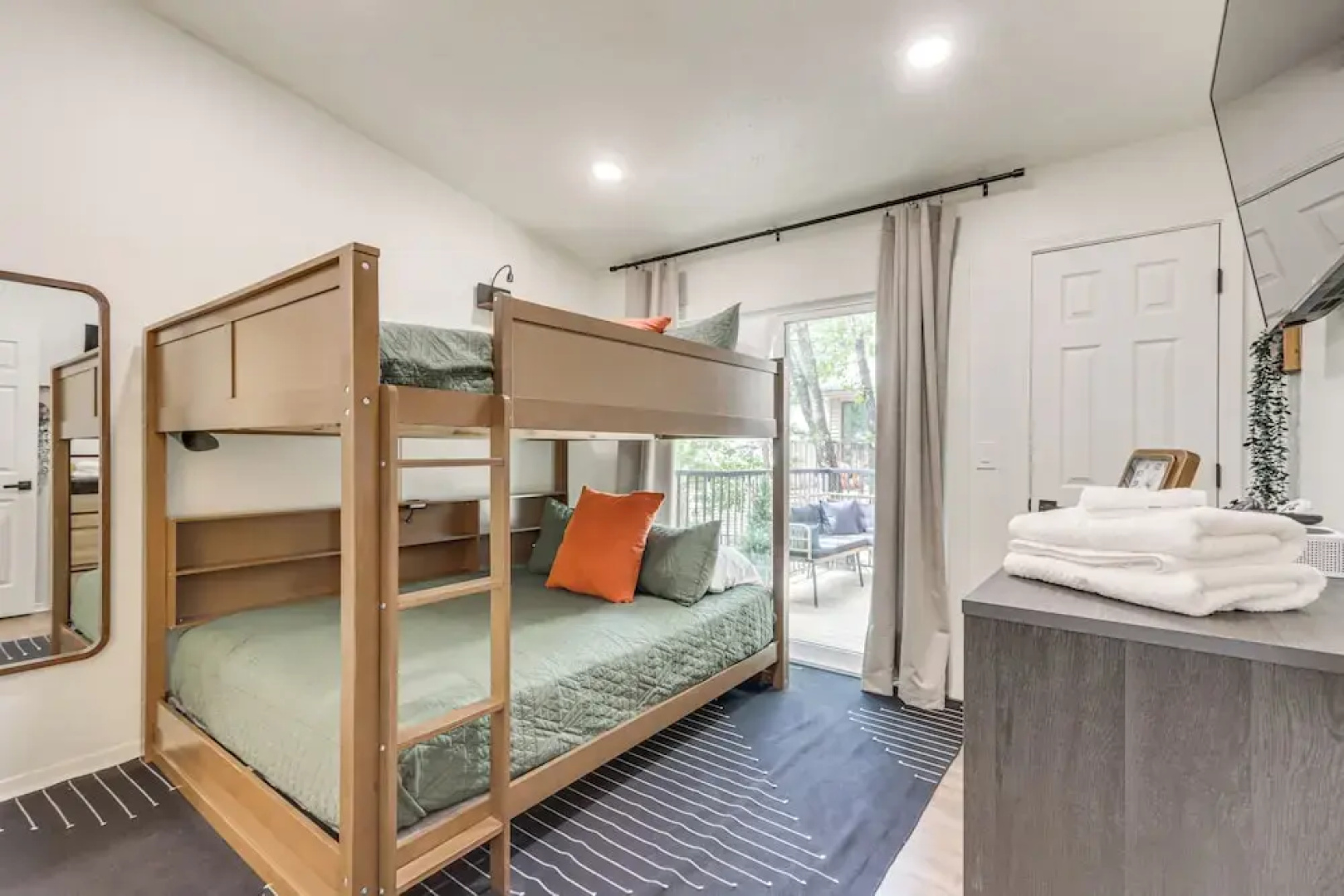 Walk to Table Rock Lake: Updated Cabin w/ Deck!
