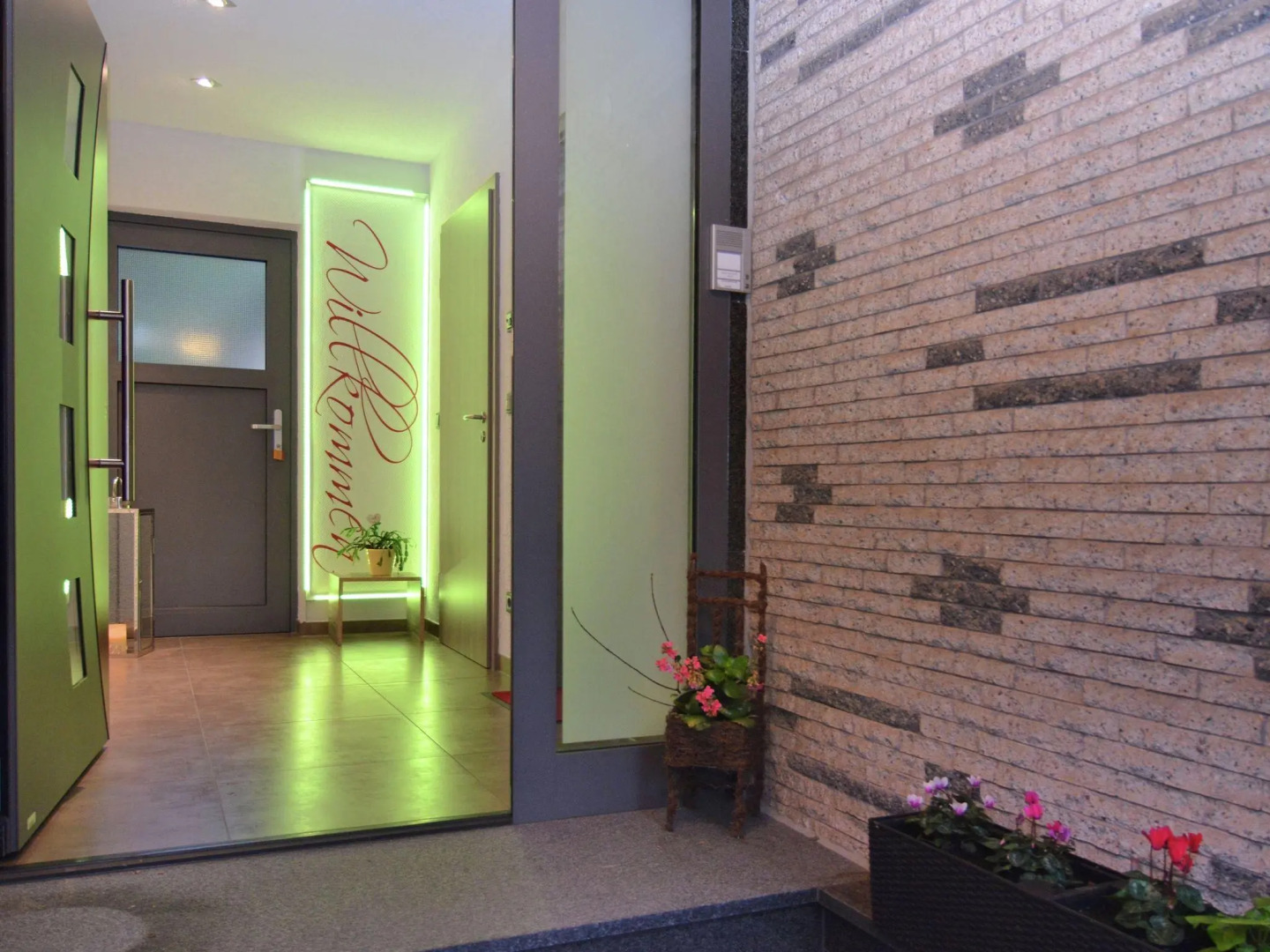 Barrier-free, modern apartment with terrace at the foot of Hallenburg Castle