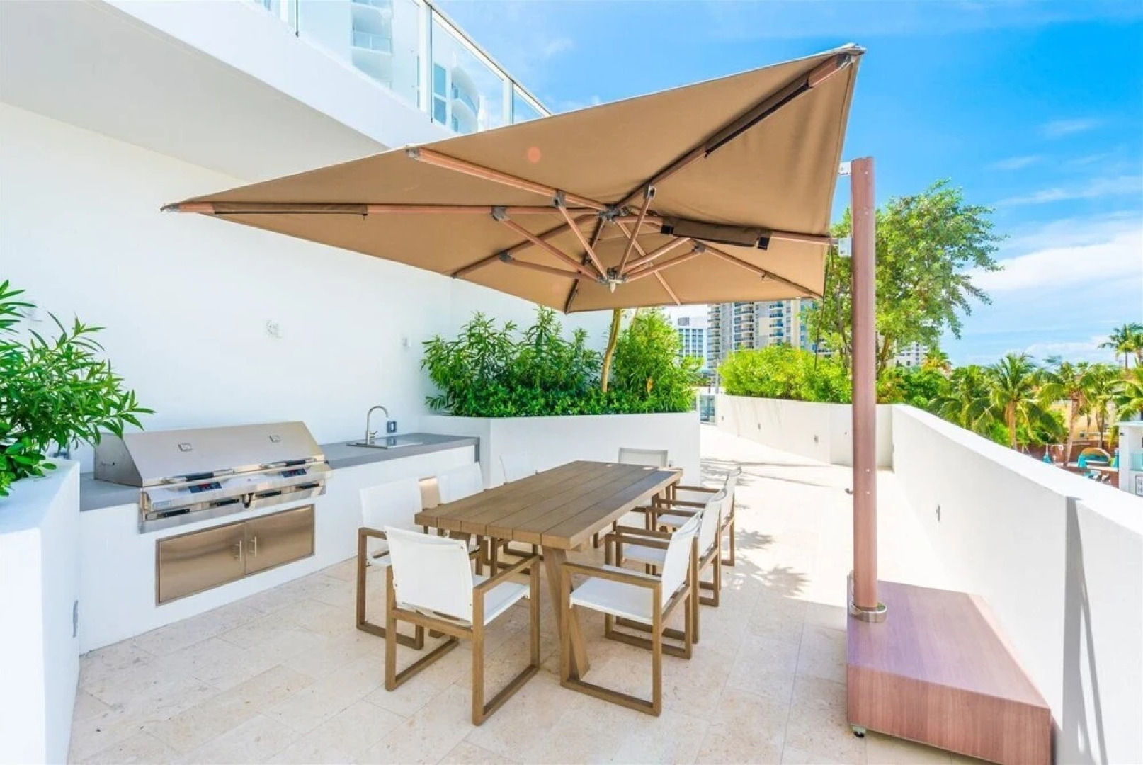 Top Fort Lauderdale Condo 7th Floor - Private and Sanitized, Hotel Amenities, Free Parking for Stays Over 27 Days, 400 ft From the Beach. Hosted by Super Host!