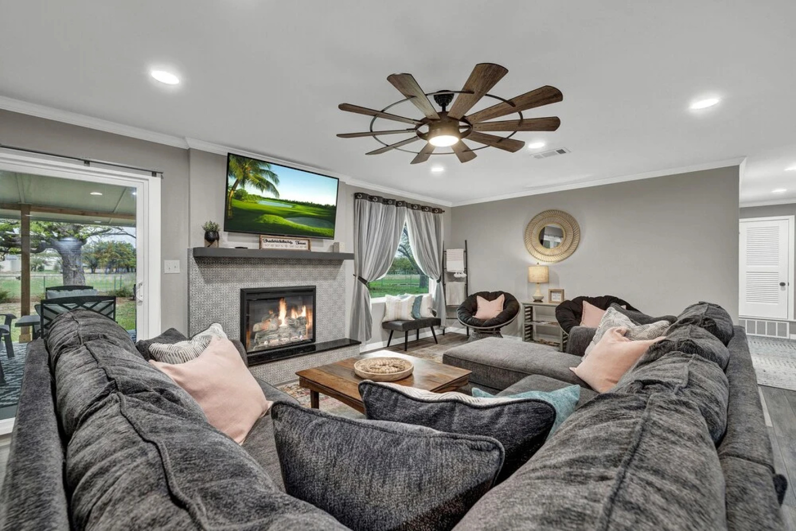 Charming Oasis Hot Tub & Fire Pit - 1mi to Dwntn