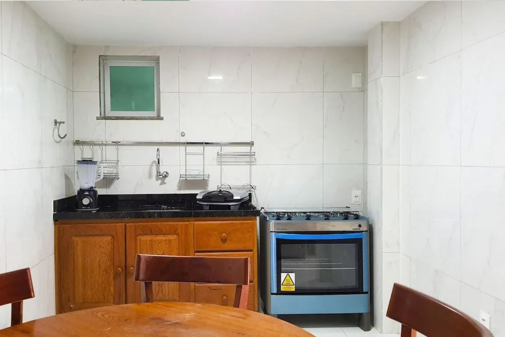 CASA TRíPLEX AO LADO DA PRAIA DO IGUAPE