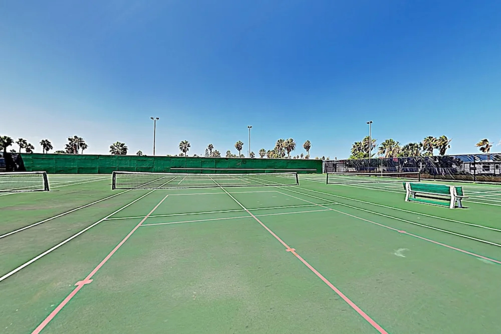 Bayside Getaway: Pools, Tennis, Golf, Private Dock 1 Bedroom Home