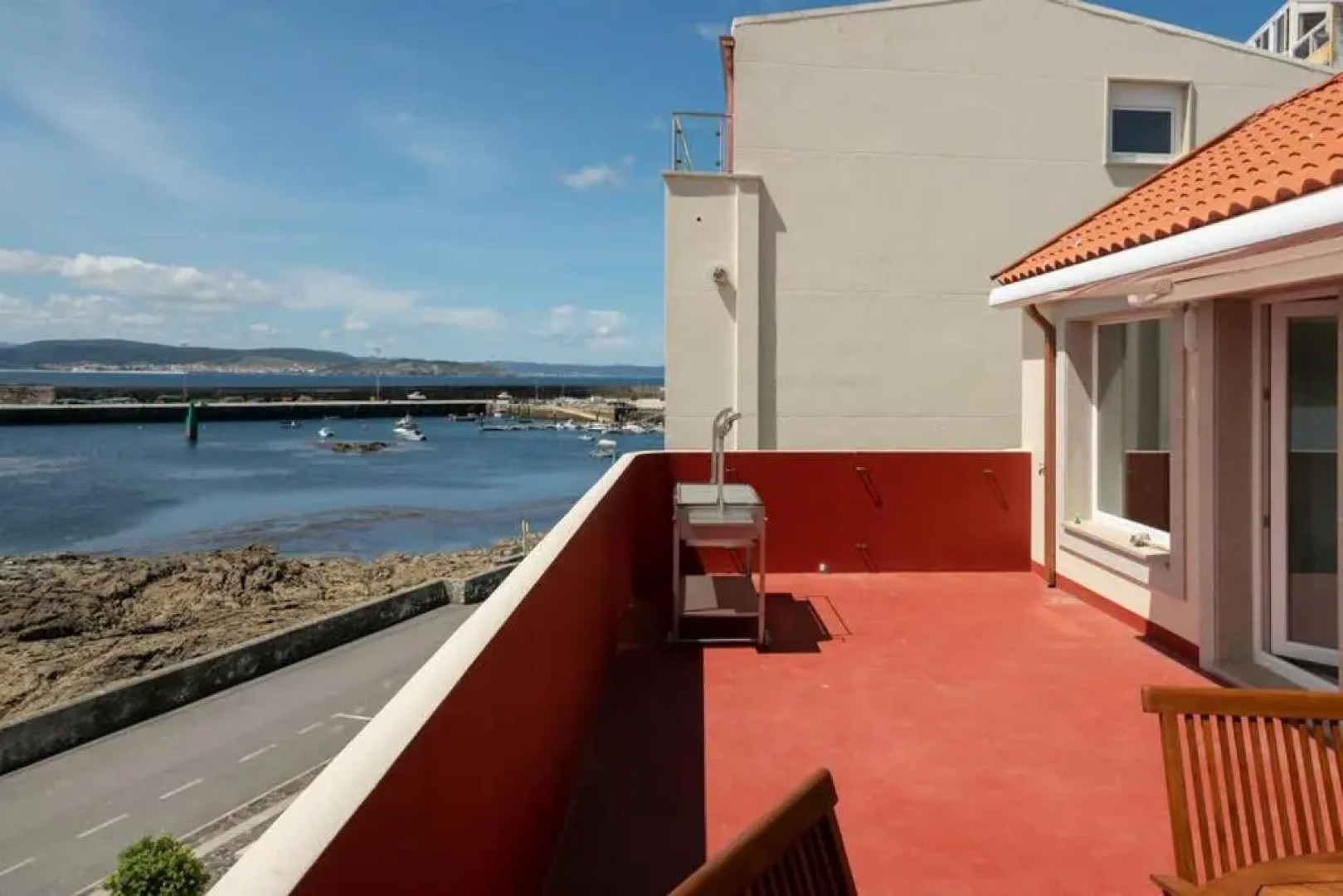 casa en corme encima del mar