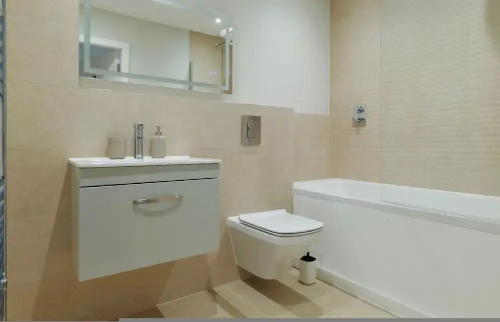 Luxury Manchester Apartment - Pink