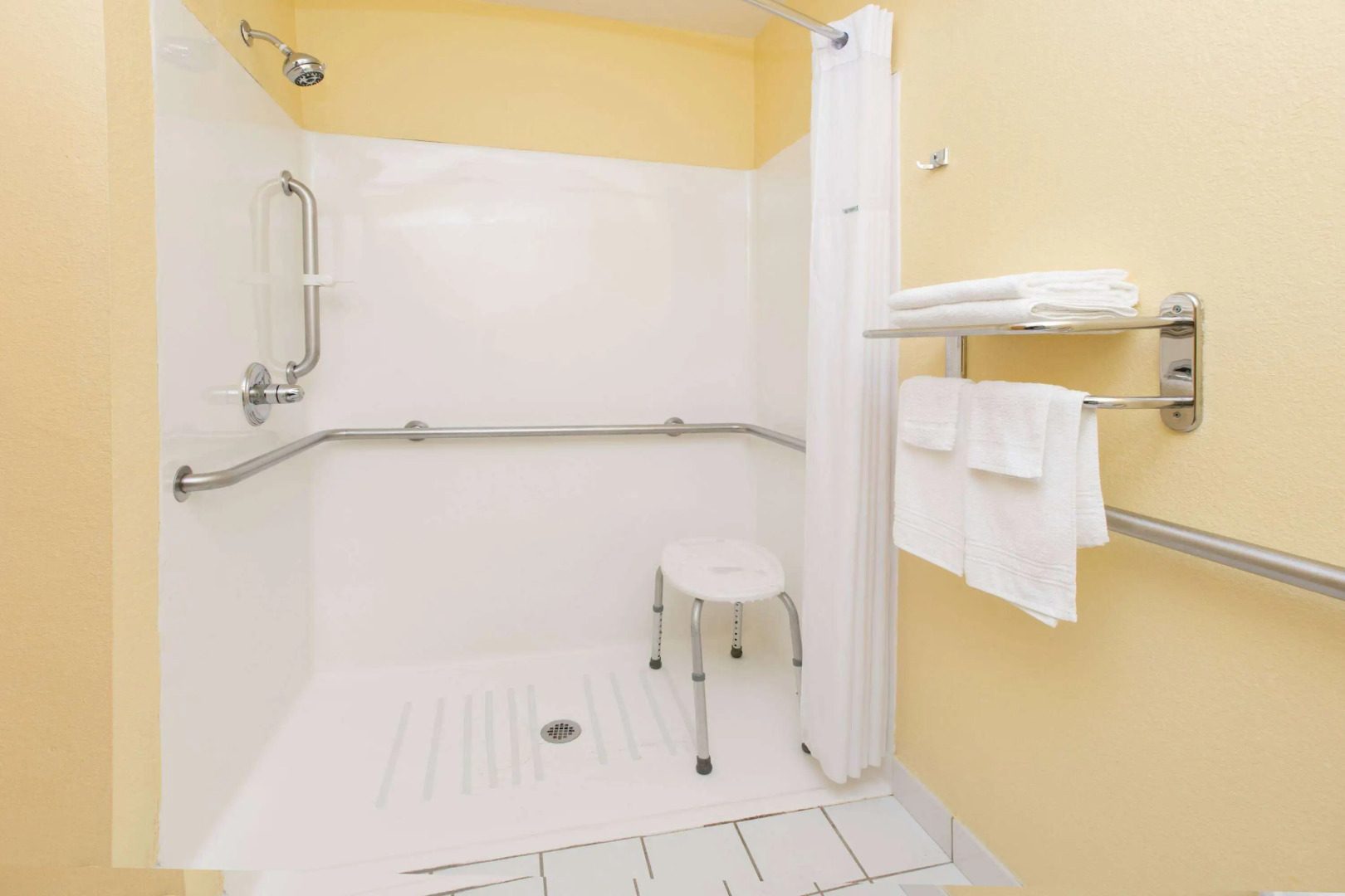 Days Inn & Suites by Wyndham Pryor