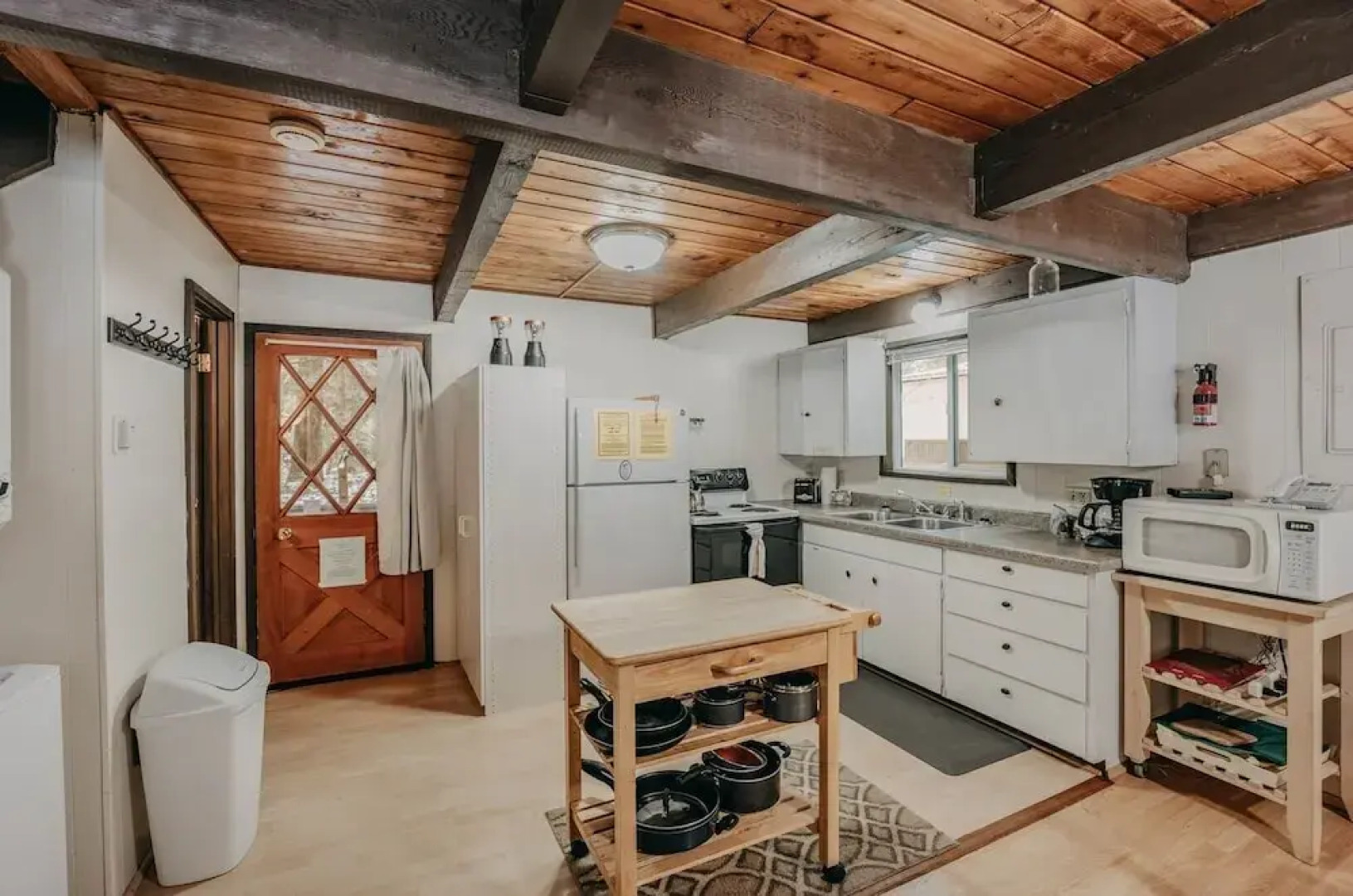 63mbr - Hot Tub - Bbq - Pets Ok - Wifi - Sleeps 6 2 Bedroom Home by RedAwning