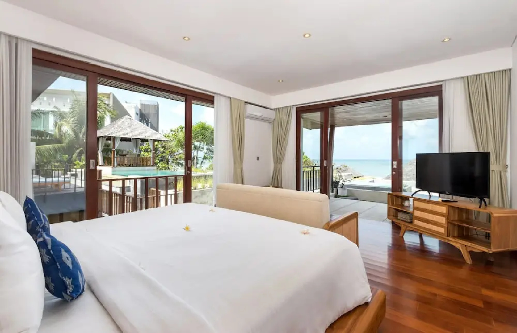 Wonderful Oceanfront 3 Br Villa in Seminyak