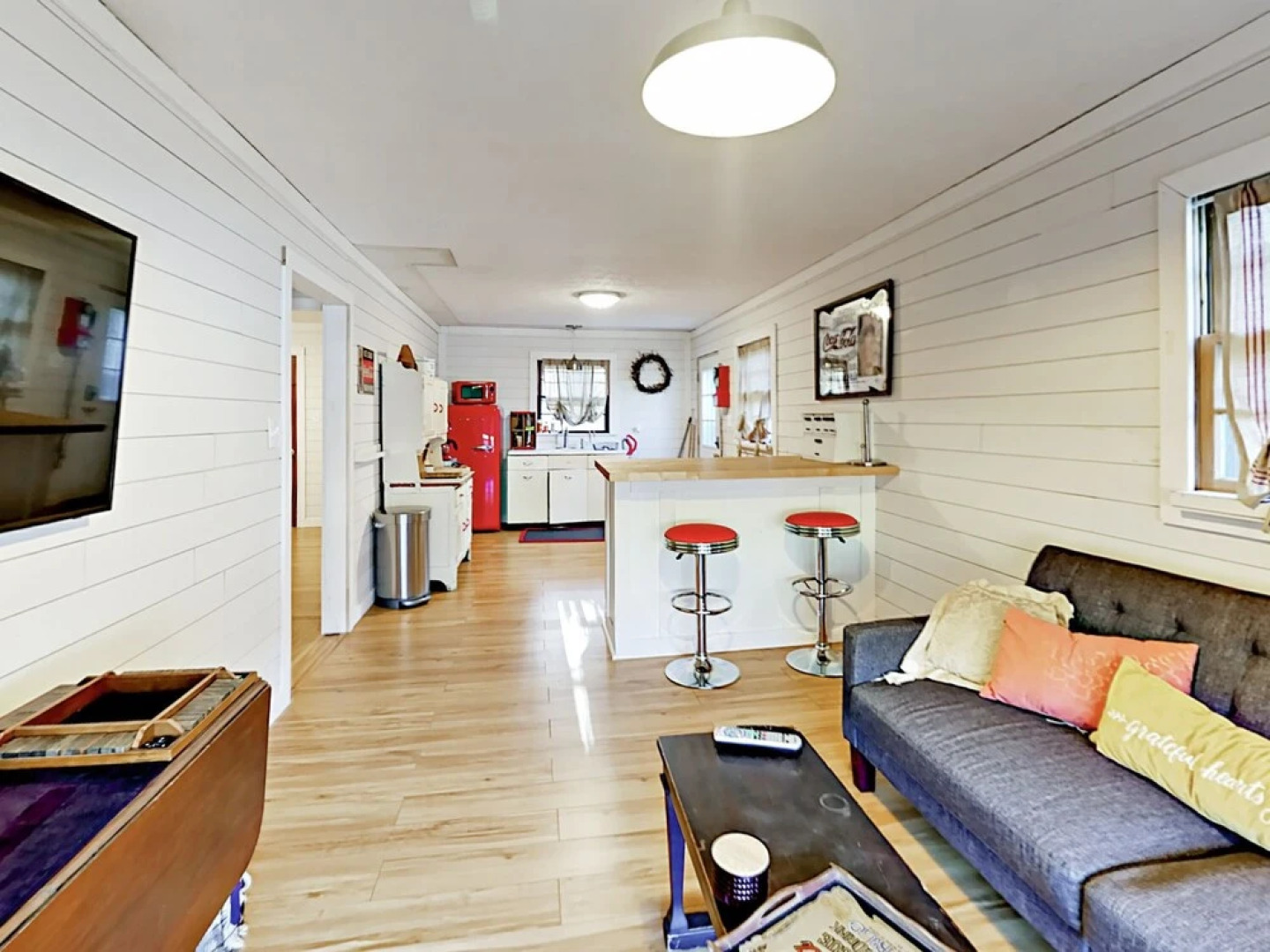 Retro-chic 1920s Bungalow - 2 Bedroom Cabin