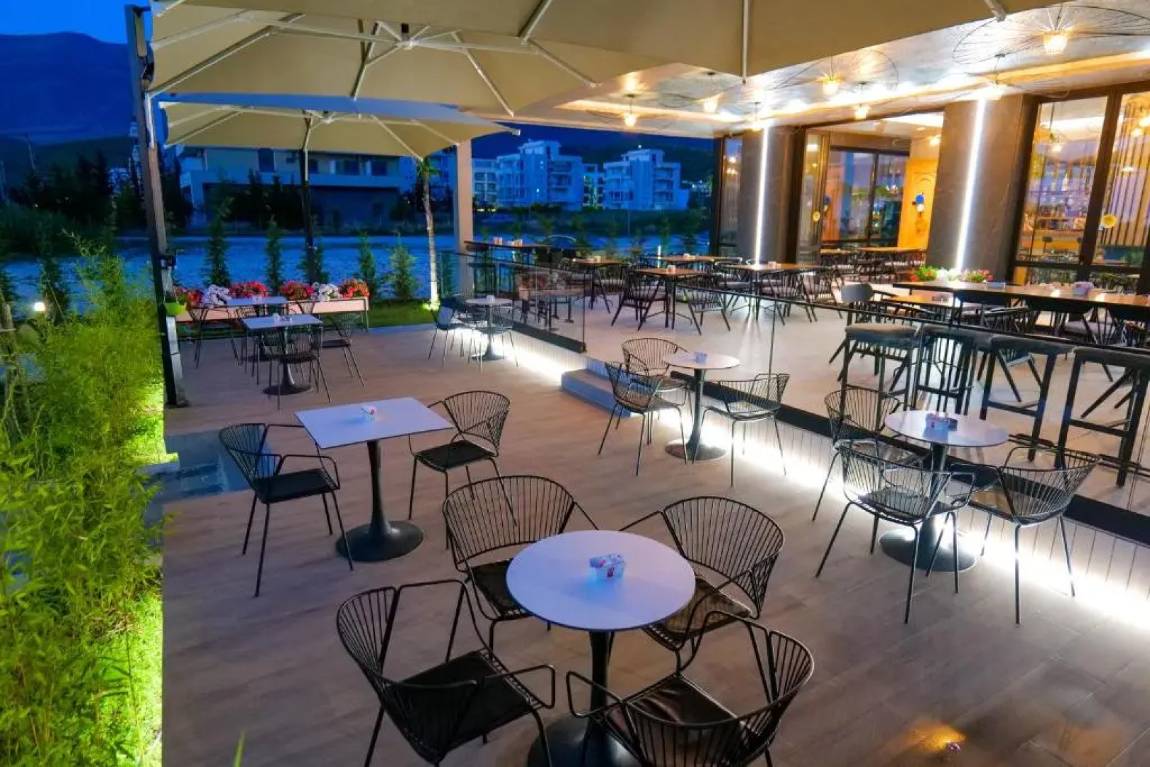 The Peak Hotel & Lounge