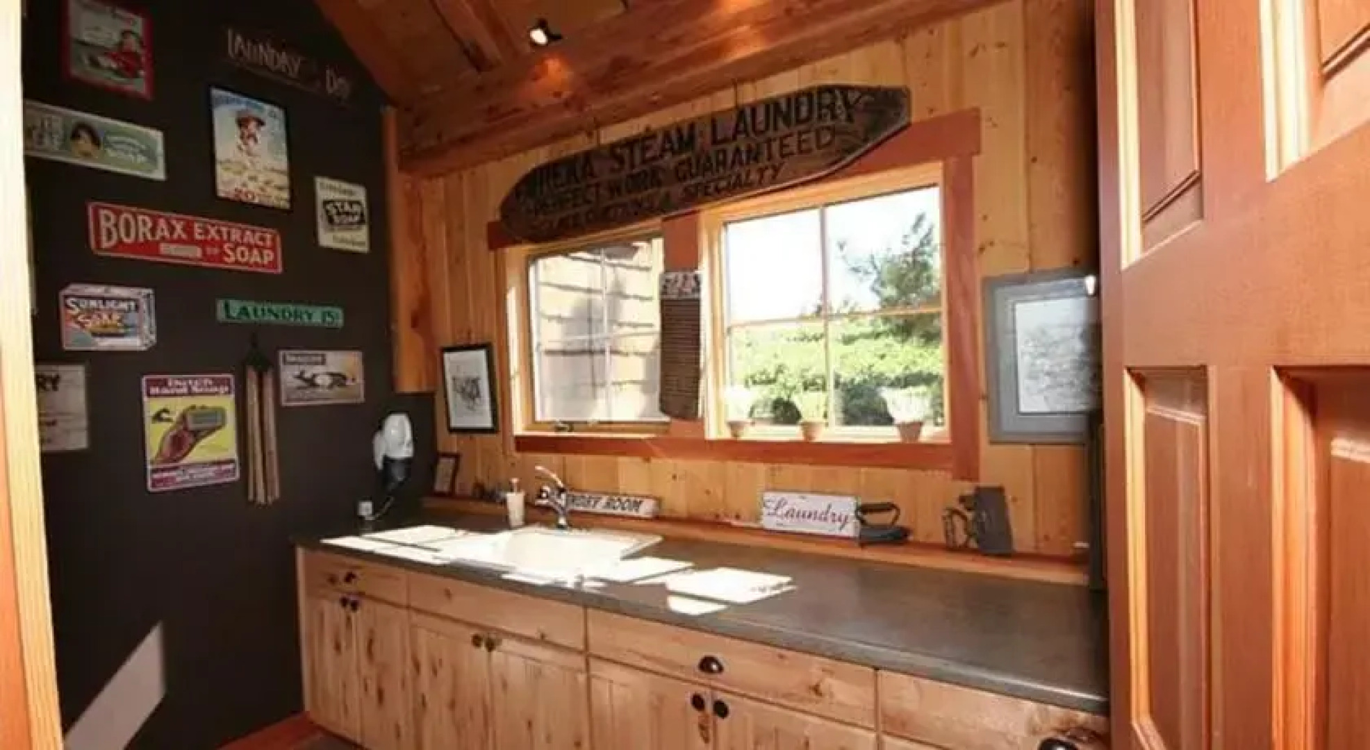 RedAwning Glacier Lodge