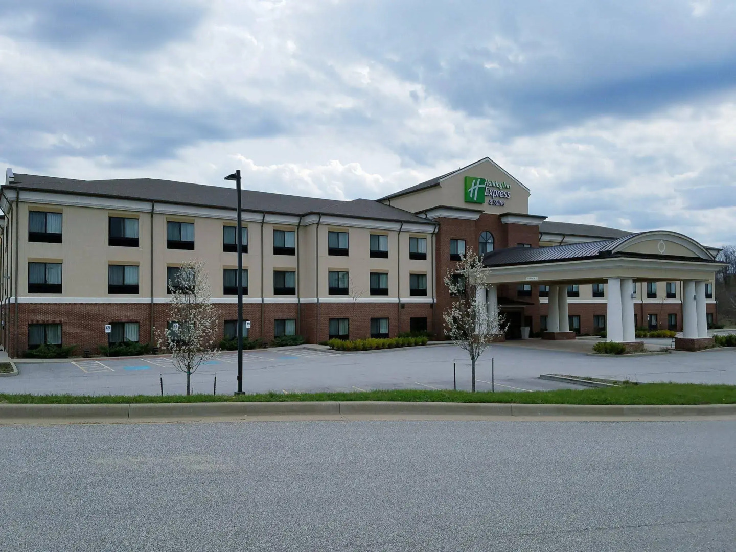 Holiday Inn Express & Suites Wheeling by IHG