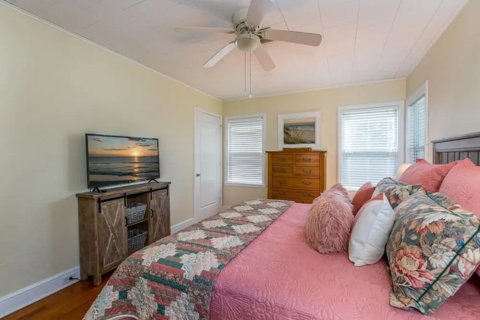 Treasured Times Beach House 3 Bedroom Home by RedAwning, Clearwater Beach