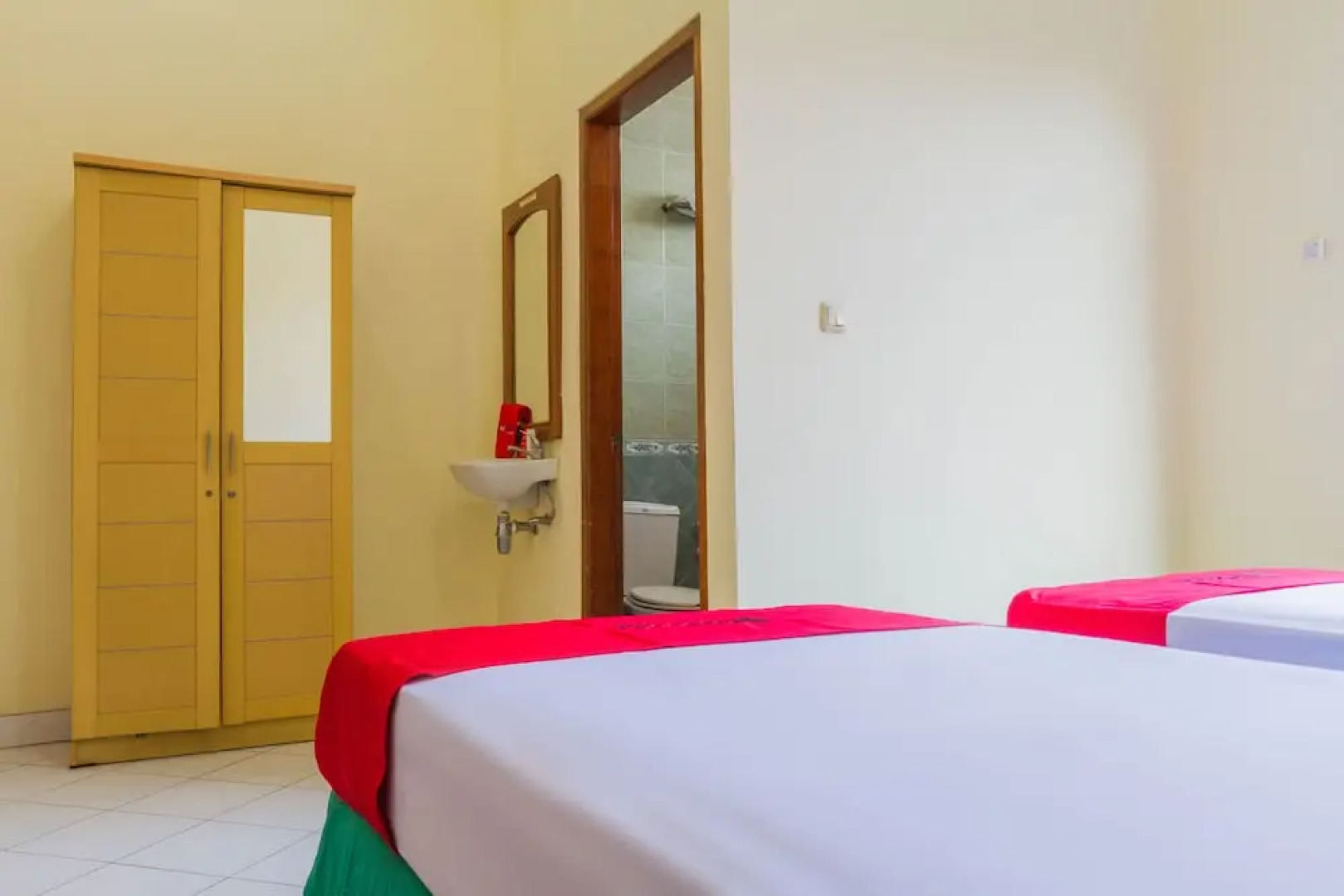 Reddoorz Near Grage City Mall 2