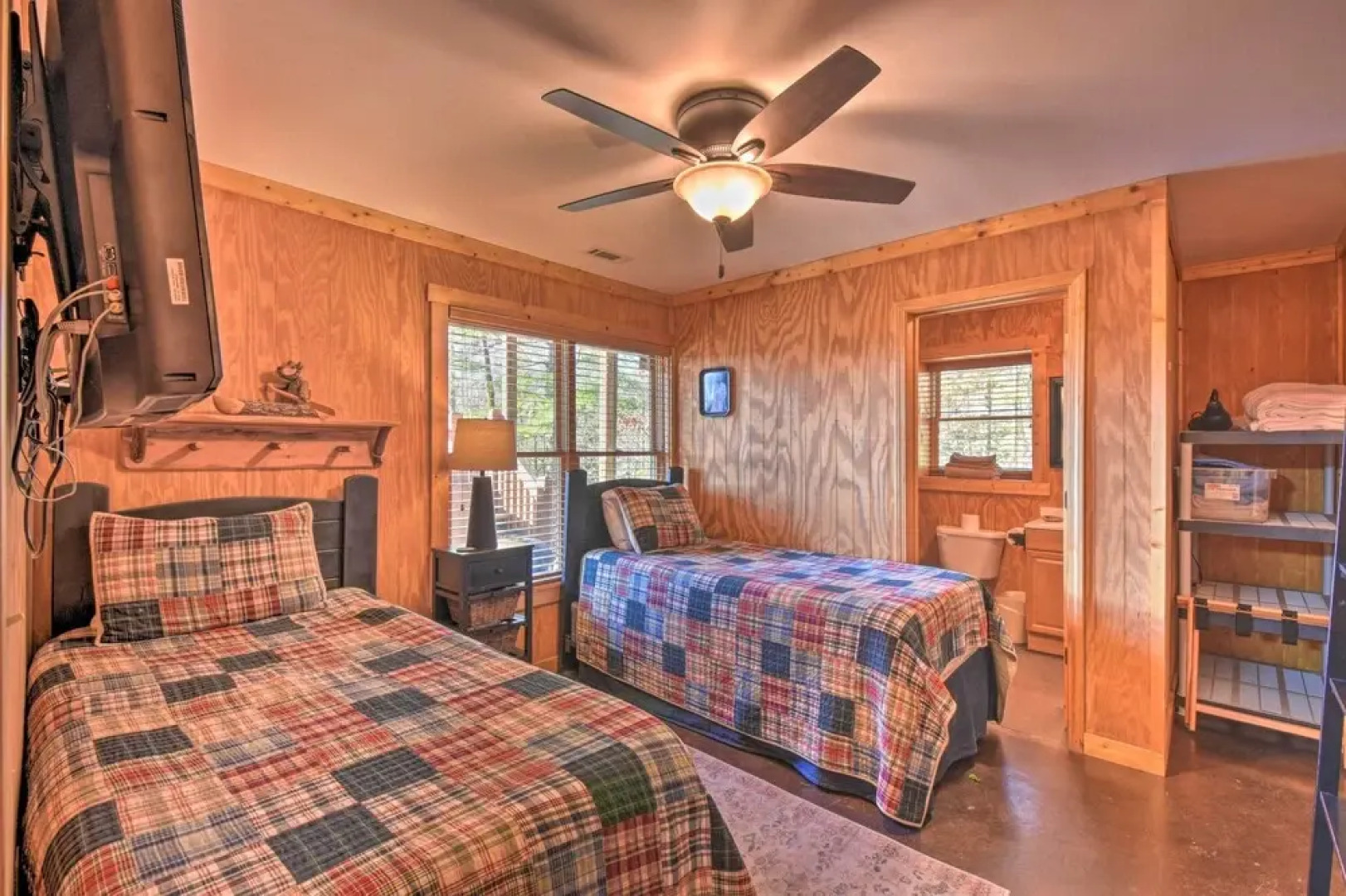 Rustic Cabin w/ Hot Tub: 2 Mi to Unicoi State Park