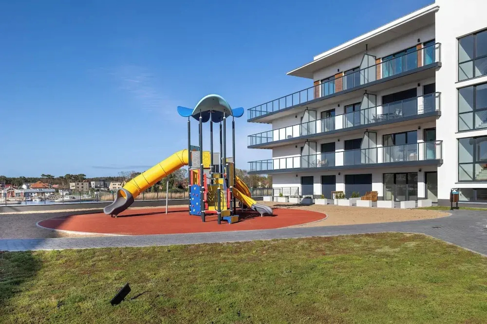 Apartment With Parking by Renters