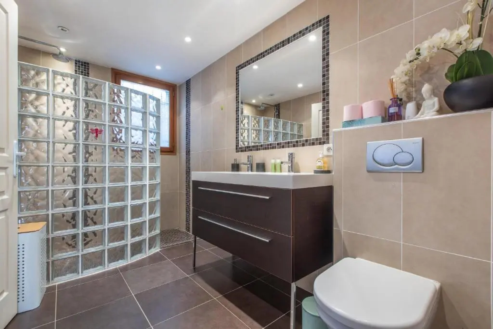Quiet large 3-bedroom apartment with terrace, garden & incredible Mountain view