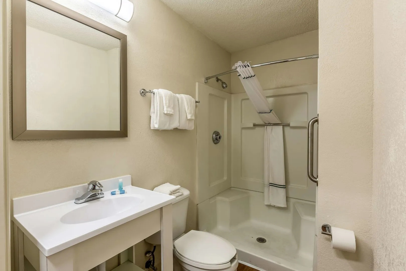 HomeTowne Studios by Red Roof St. Louis - Airport/ N Lindbergh