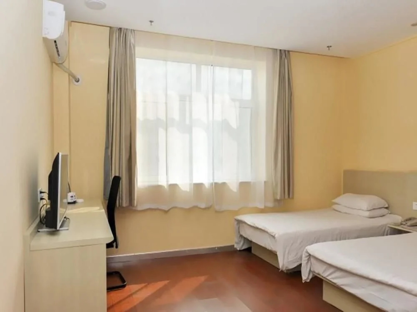 Hanting Express Chengde Railway Station