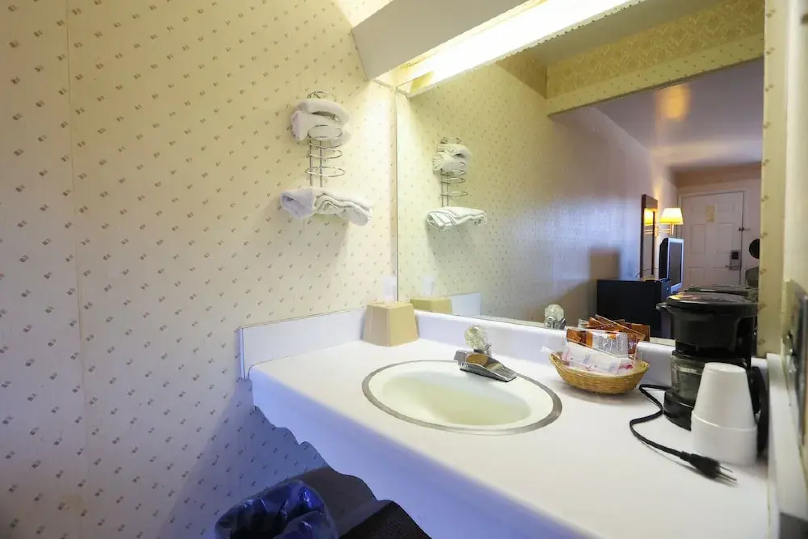 Hotel O Relax Inn Lewisburg near I-64