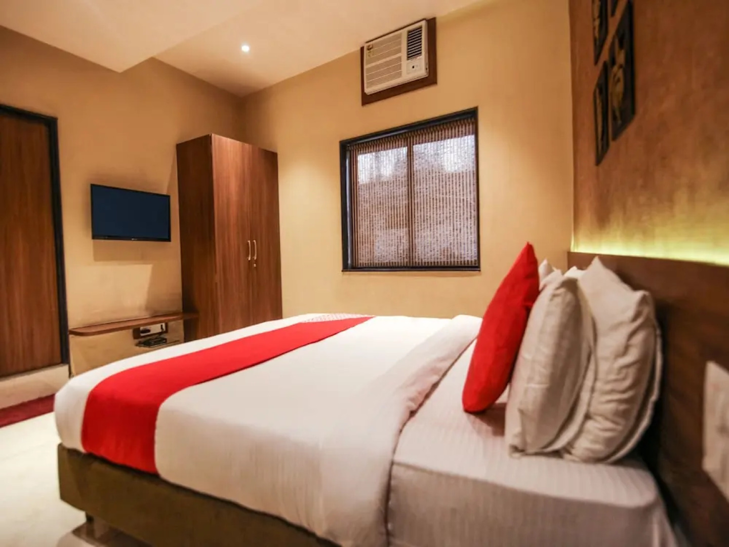 OYO 15123 Hotel Ryaan