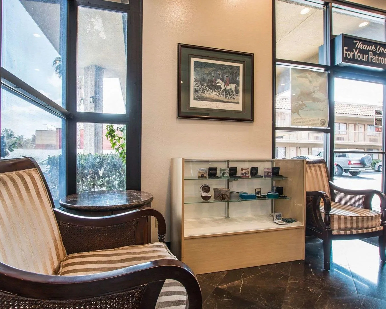 Palm Inn Hotel near Tyler Mall Riverside