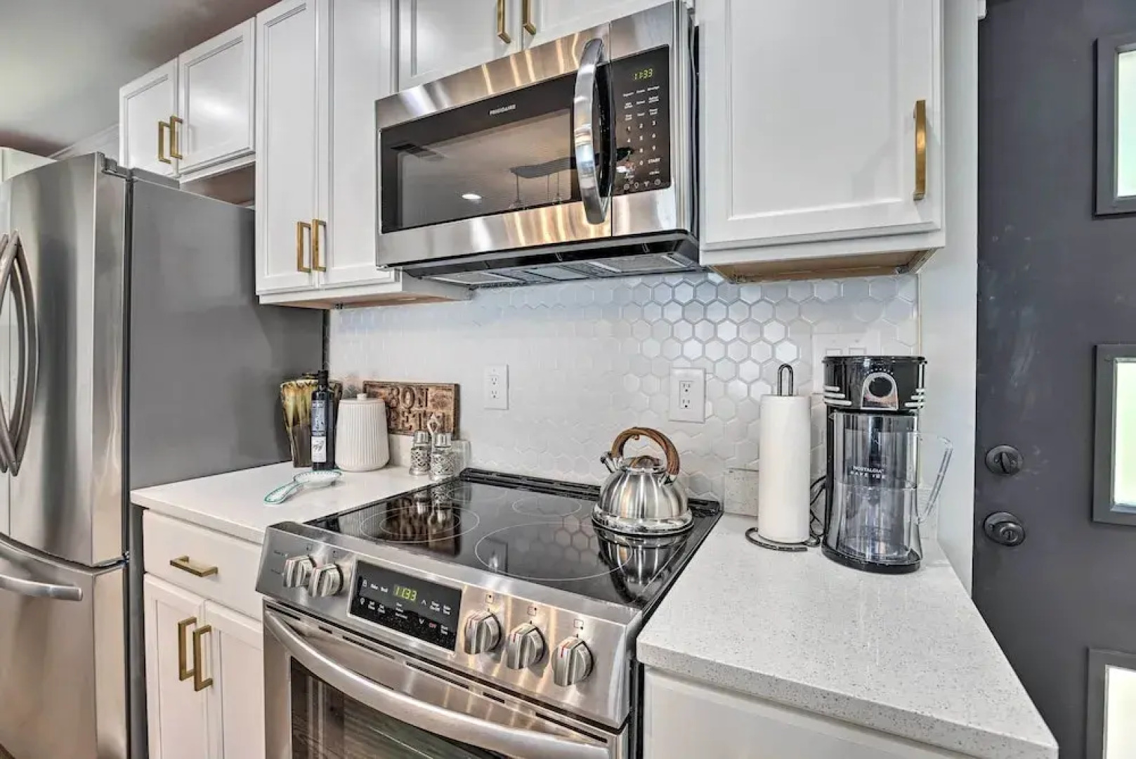 Modern, Colorful Home ~ 2 Mi to Tuskegee Uni