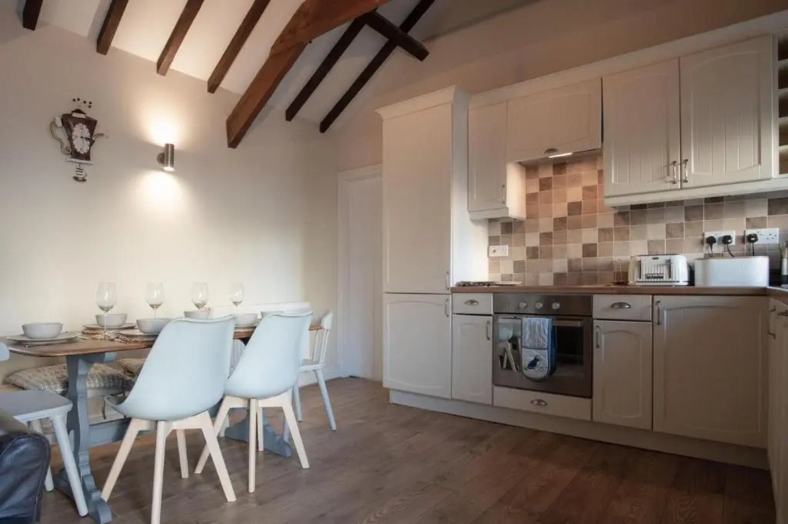 The Old Stables - 3 Bedroom Cottage - Angle