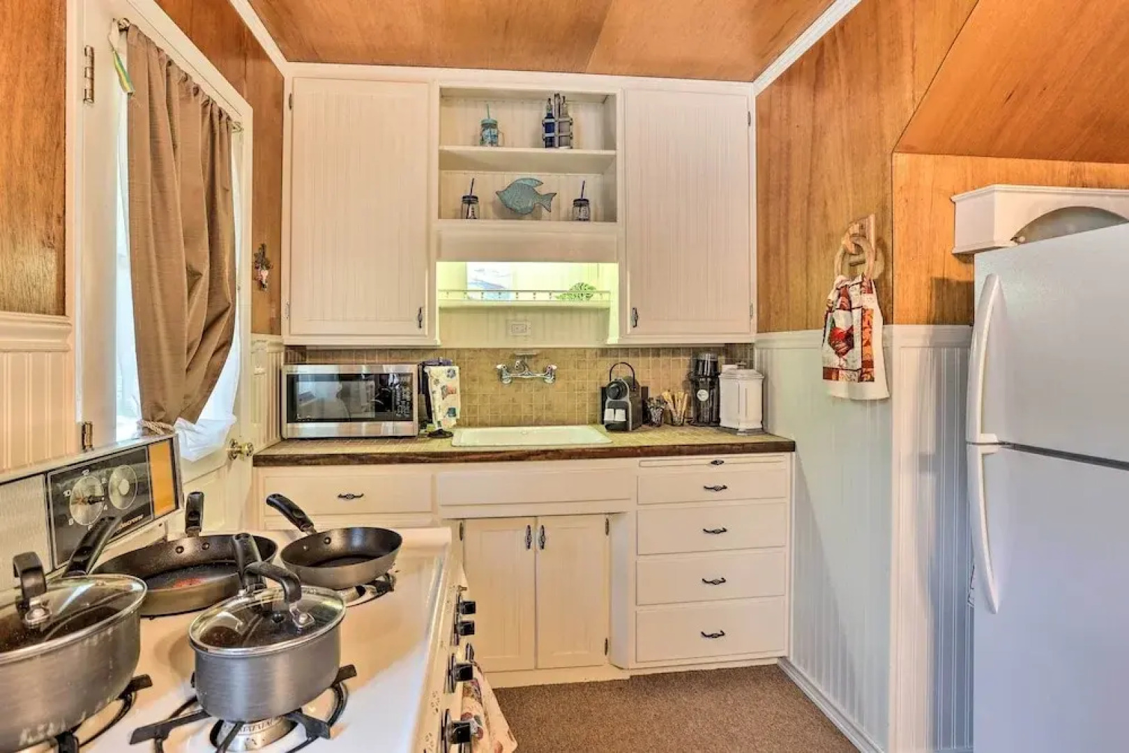 Cozy Crestline Cabin, Close to Lakes, Parks!