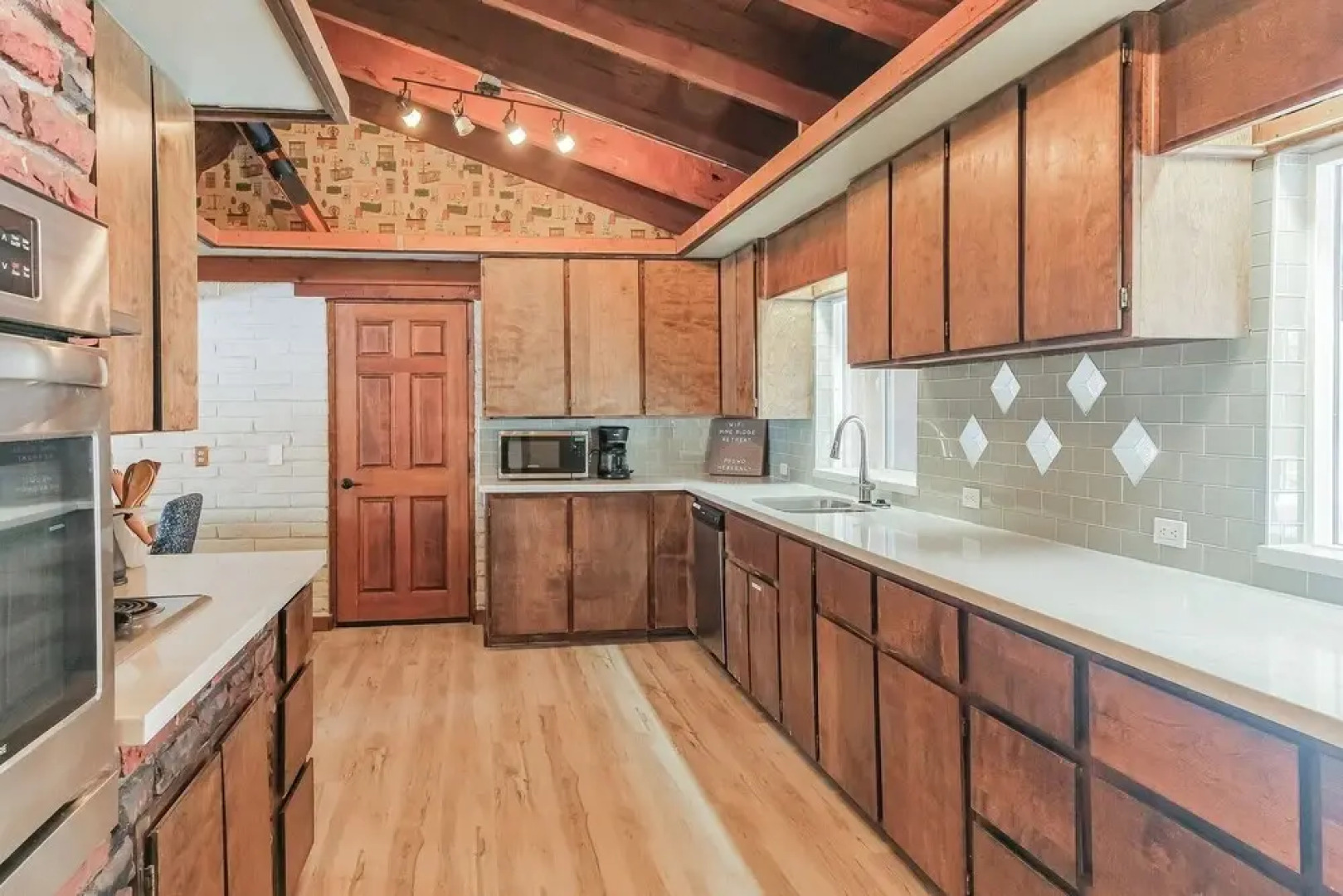 South Tahoe Rustic Home! Sleeps Over 10! 5 Bedroom Home by Redawning