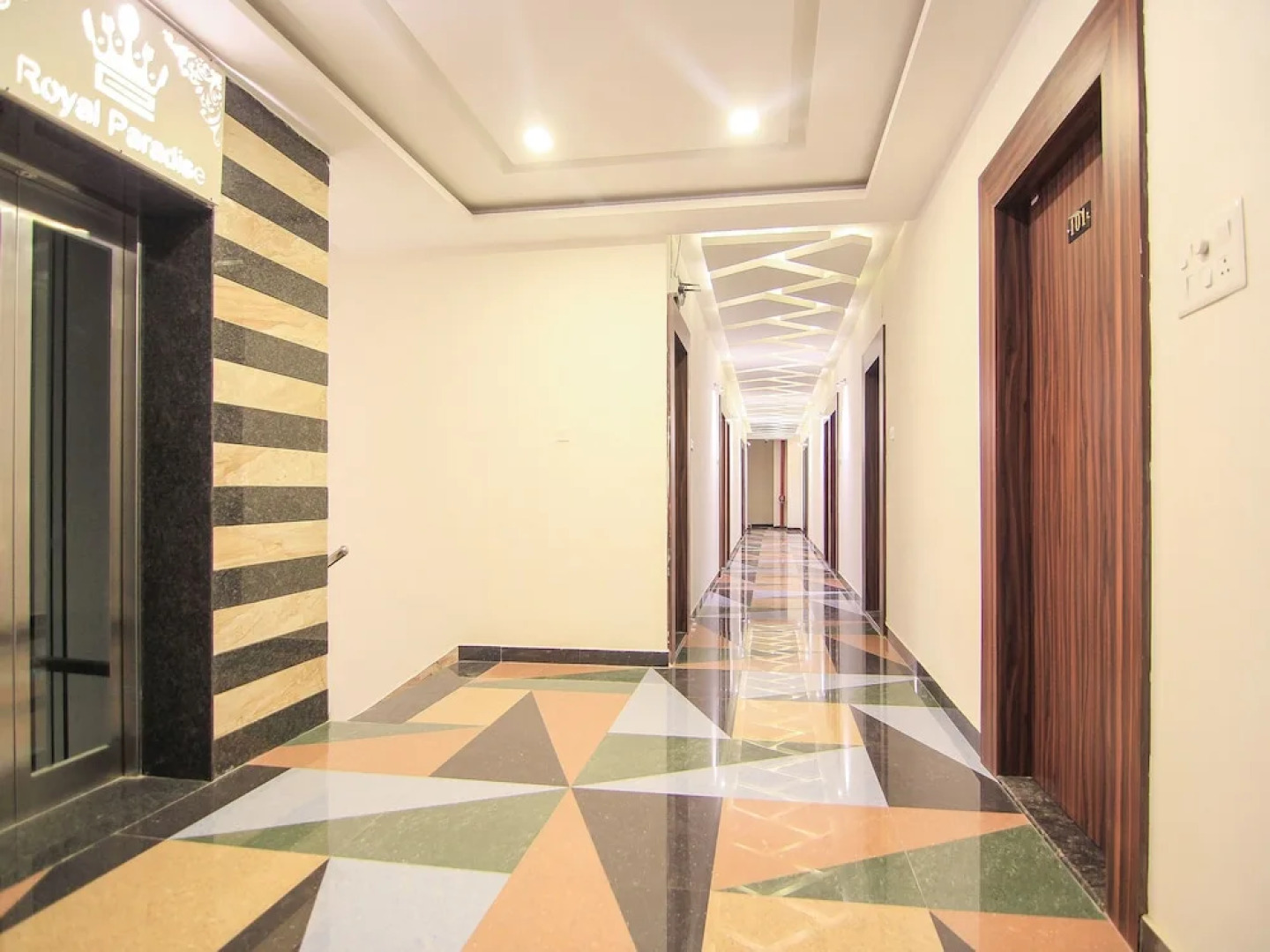 OYO 14886 Hotel Royal Paradise