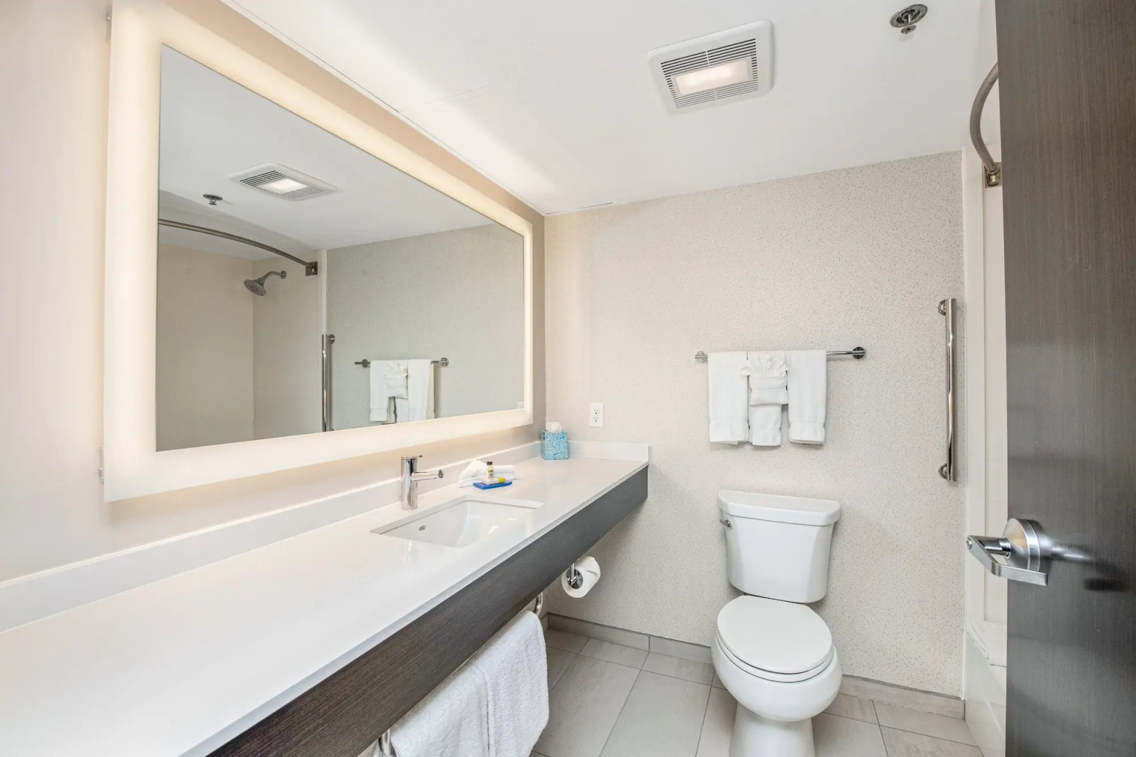 Holiday Inn Express & Suites Delafield by IHG