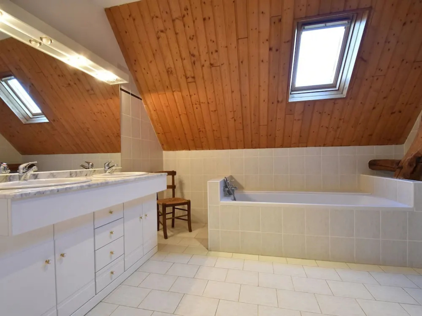 Modern Holiday Home in Florimont-Gaumier with Private Pool