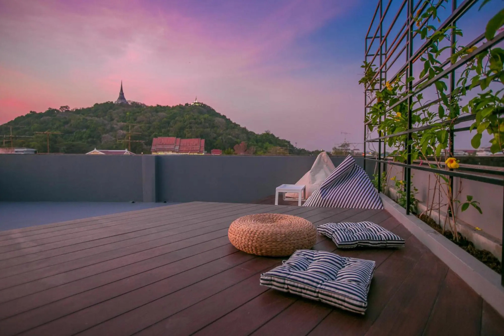 Chedi View Hostel & Rooftop Bar