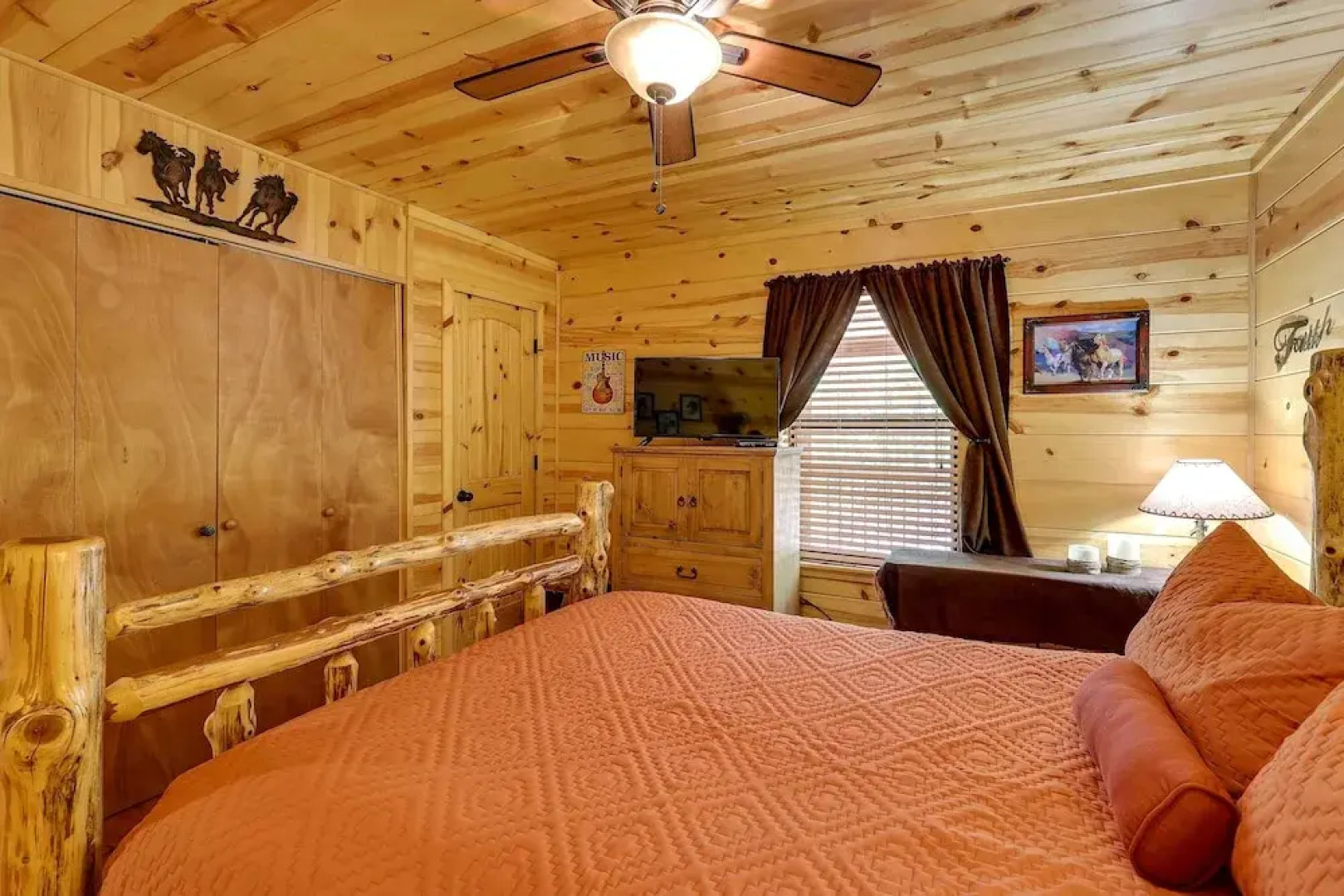 Pet-friendly Broken Bow Cabin w/ Fire Pit!