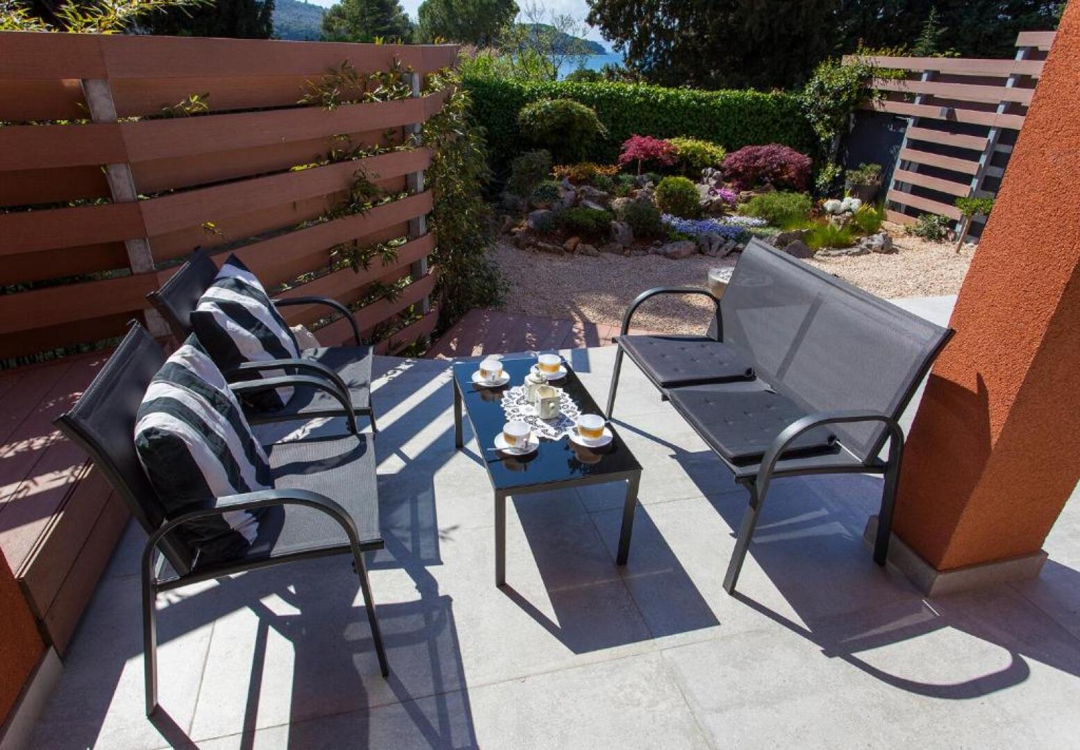 Apartment Simon Says