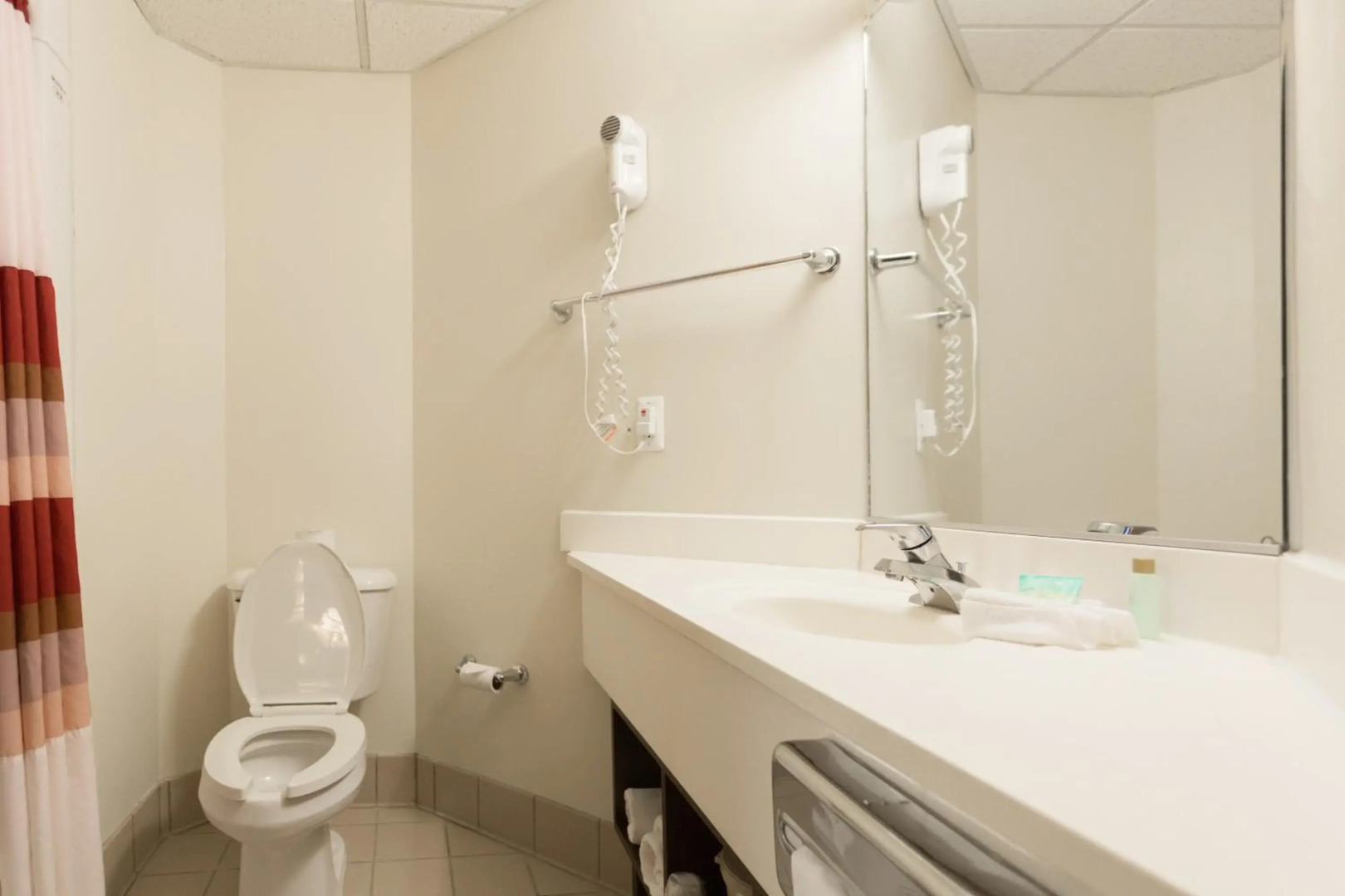 Travelodge by Wyndham Romulus Detroit Airport