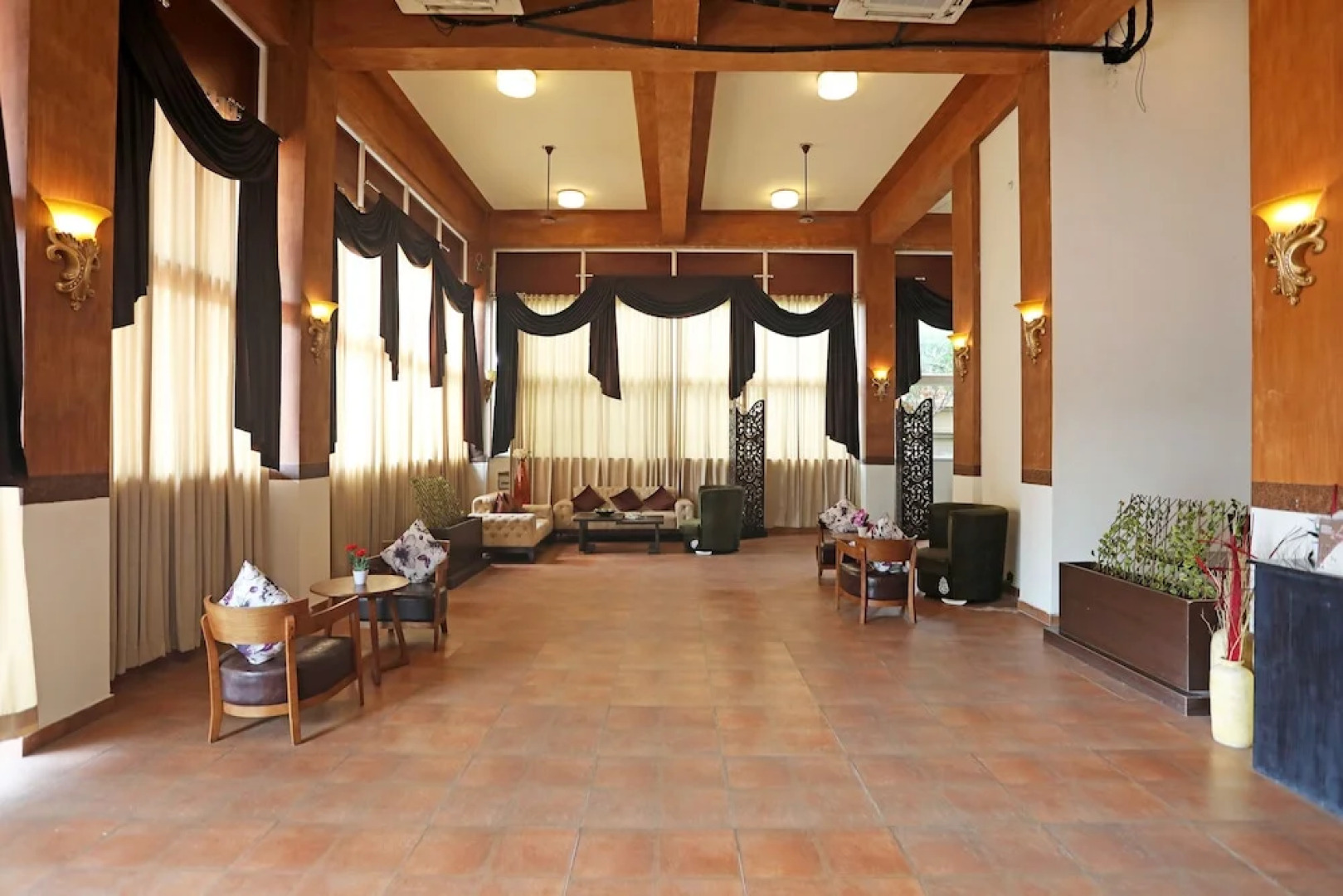 Capital O 18792 The Grand Neelam