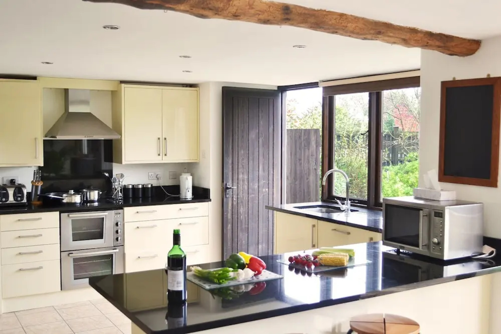 Beautifully converted 400-year-old threshing barn. Pet-friendly.