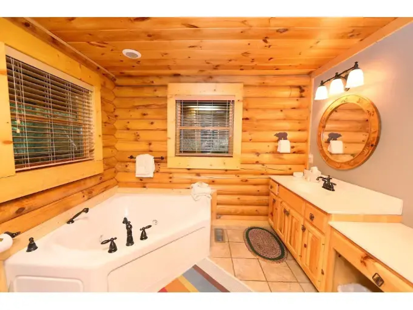 Black Bear Hideaway - Five Bedroom Cabin