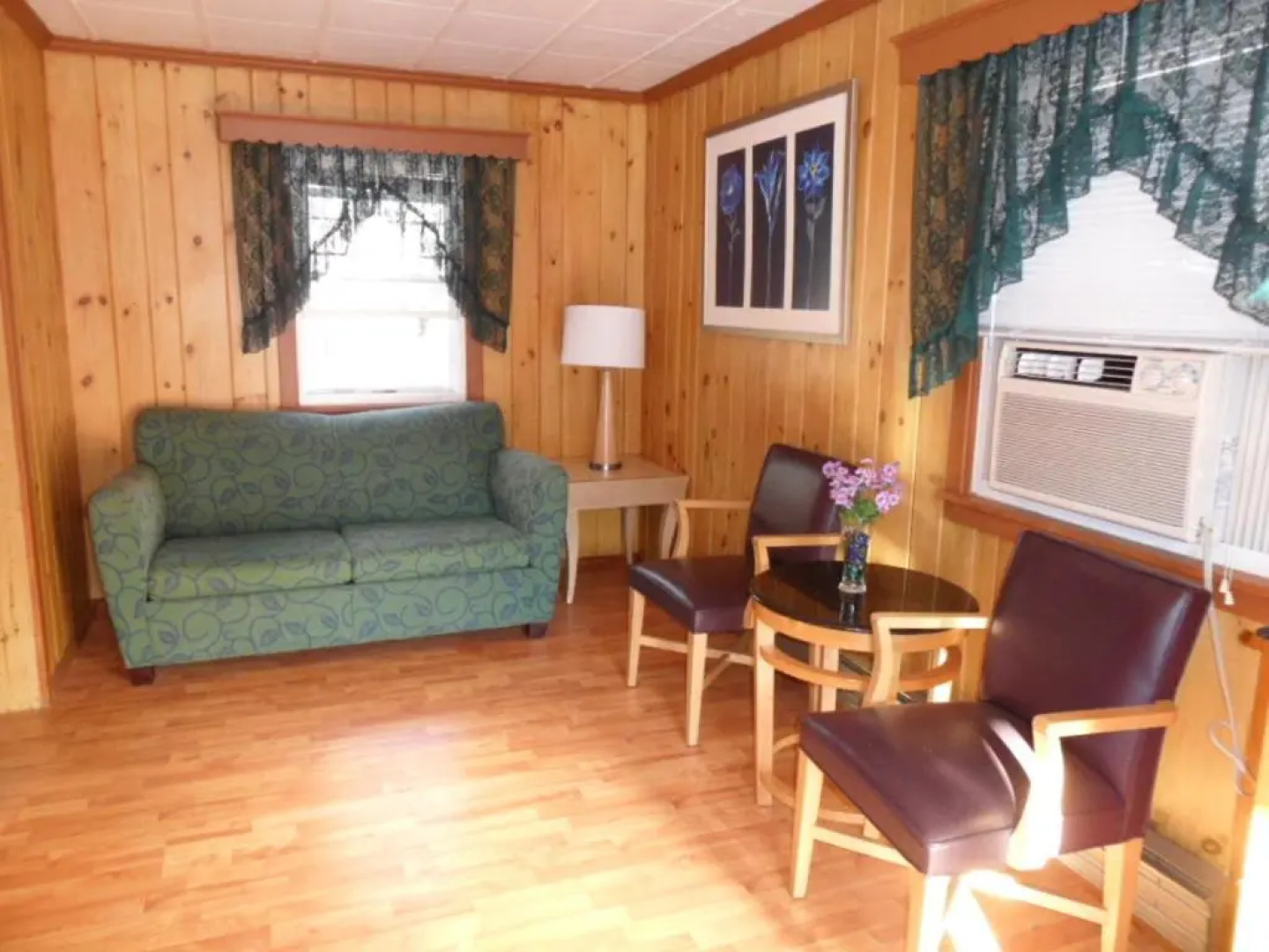 Seven Dwarfs Motel and Cabins