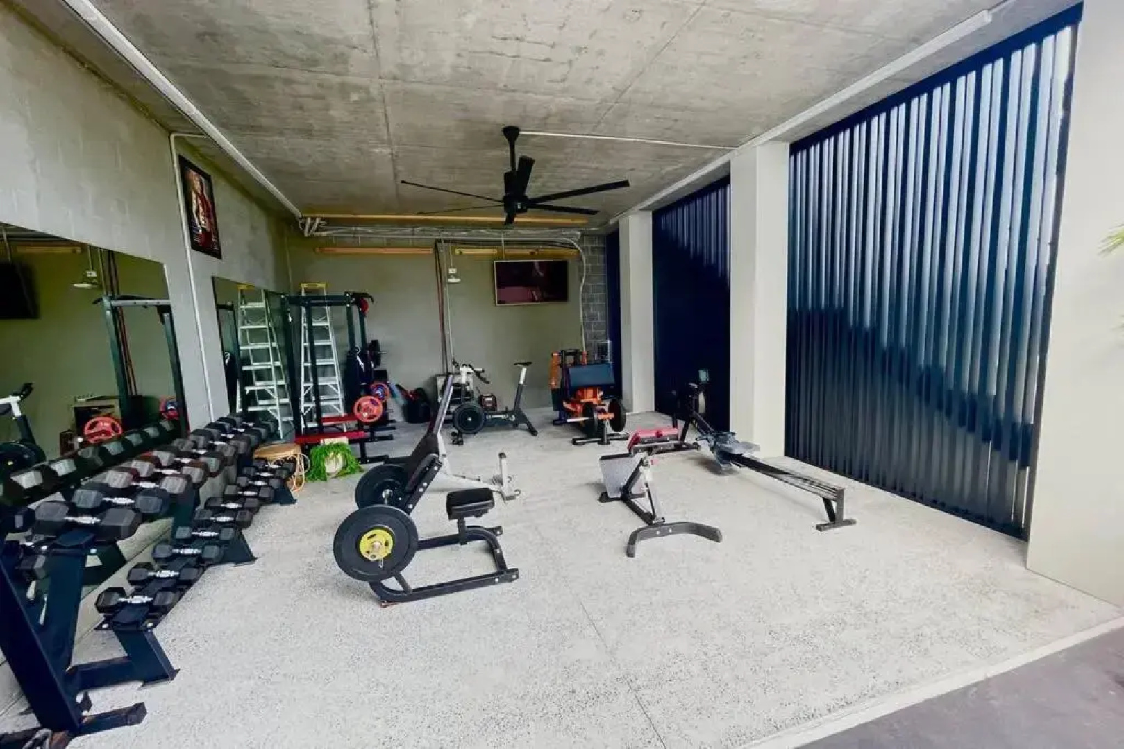 Quiet private getaway, private gym walk 2 beach
