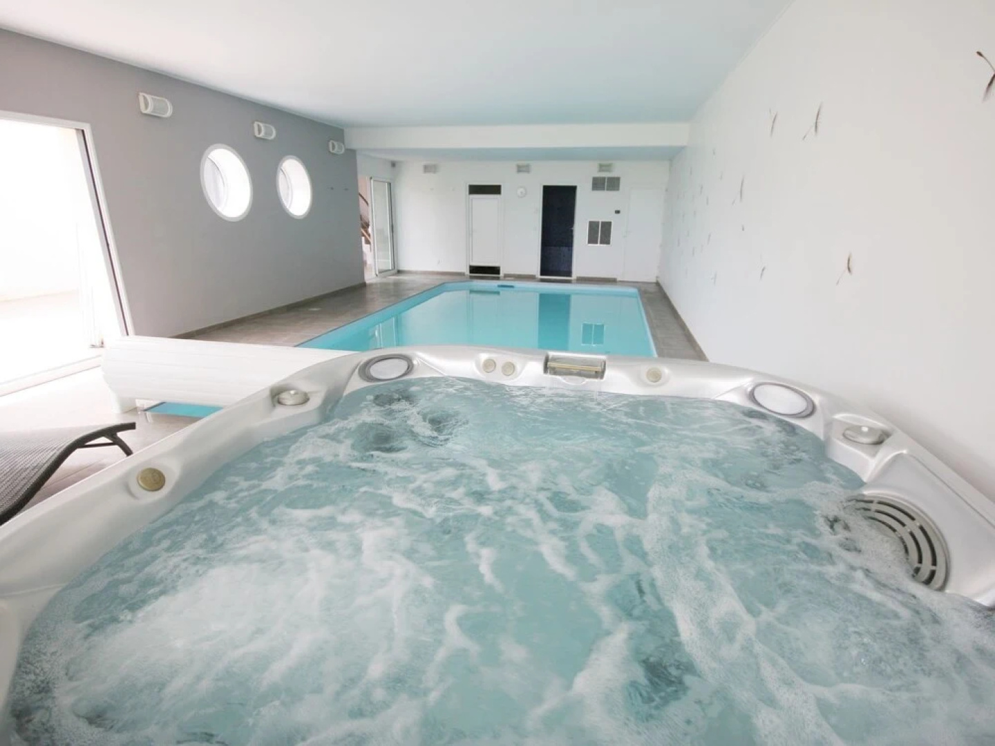 Beautiful Modern Villa With Pool, Jacuzzi and a Luxury Kitchen Island