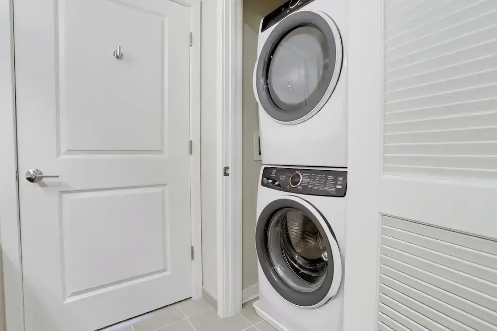 Apartment 15-Min Walk to Metro