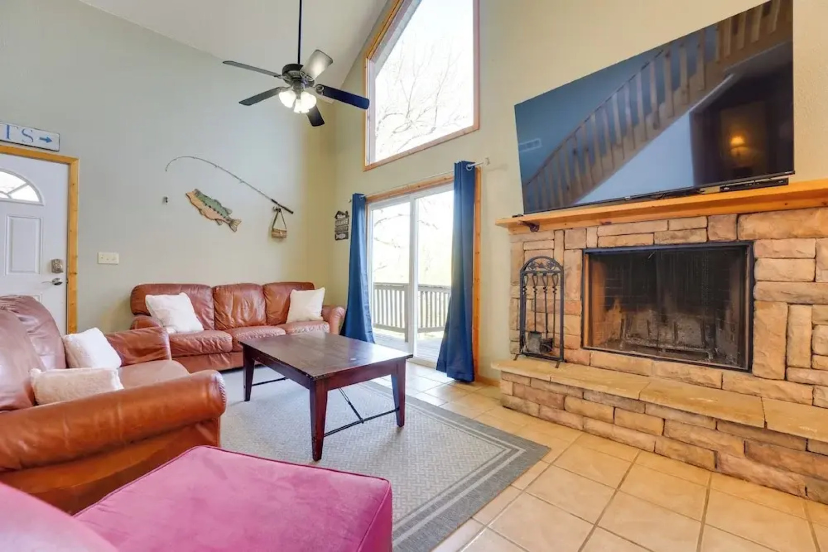 Relaxing Lakeview Retreat in Reeds Spring w/ Deck