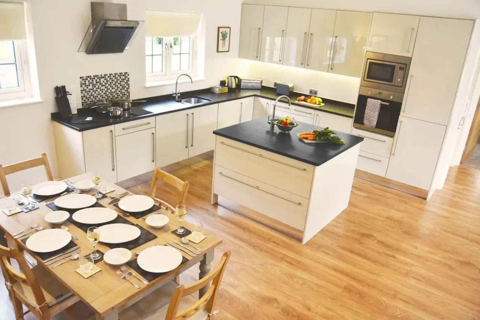 Five-star lodge set in stunning grounds with hot tub and lake views