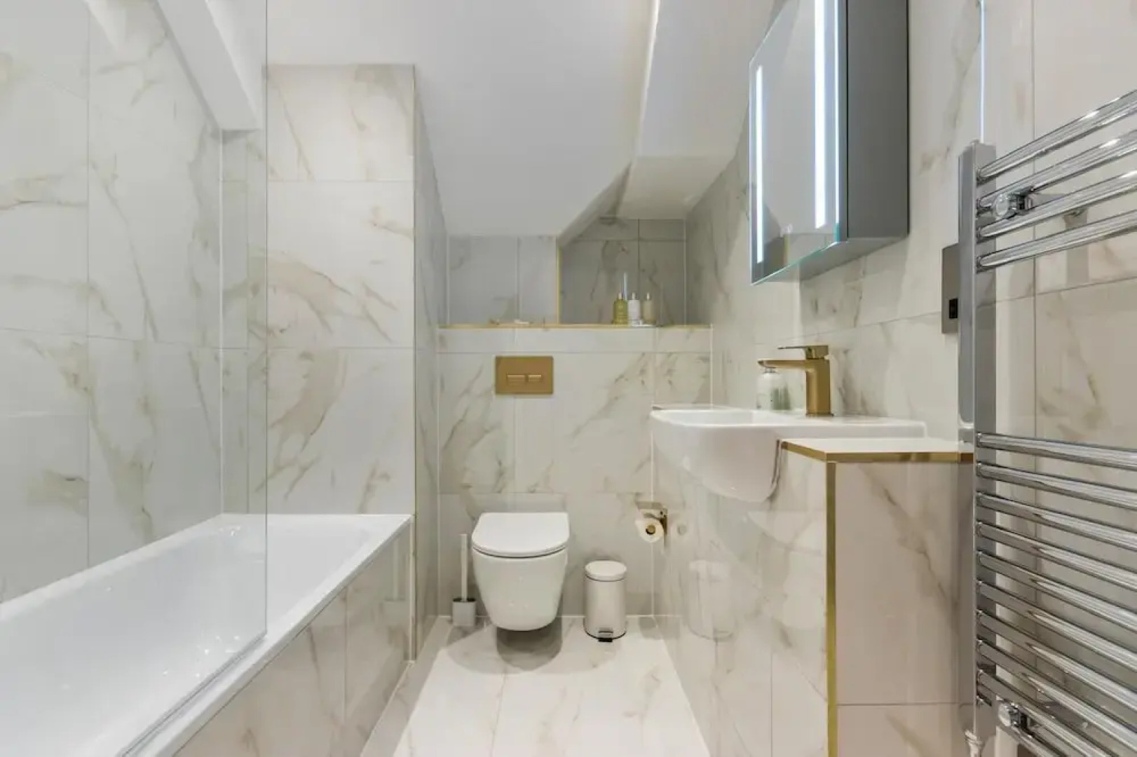 Deluxe 2-BR Saarb Apartment Leatherhead