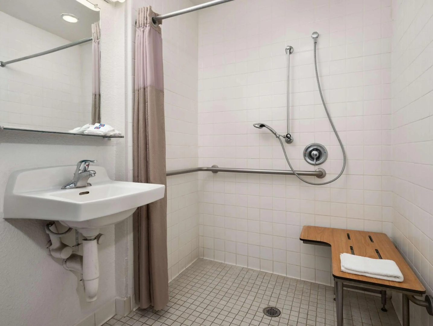 Motel 6 Buena Park, CA - Knotts Berry Farm - Disneyland