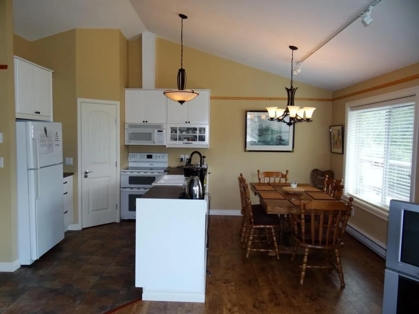 The Gallery House At Port Renfrew